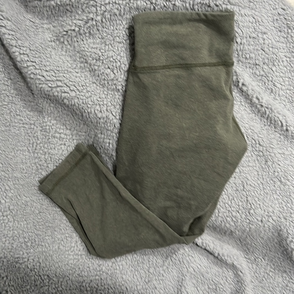 Lululemon crops size 6